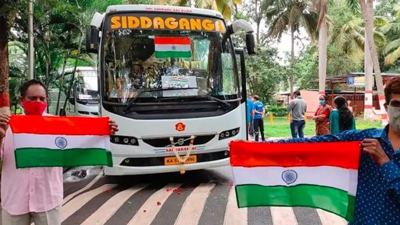শেষে ভারতীয় পতাকা দেখিয়ে বাস ছাড়া হয় দিল্লির উদ্দেশ্যে।