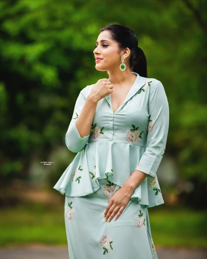 యాంకర్ రష్మీకి సోషల్ మీడియాలో ఉన్న ఫాలోయింగ్ గురించి ప్రత్యేకంగా చెప్పక్కర్లేదు. `జబర్దస్త్` సిస్టర్ అనసూయకి ఏమాత్రం తగ్గని ఫాలోయింగ్ ఆమె సొంతం.