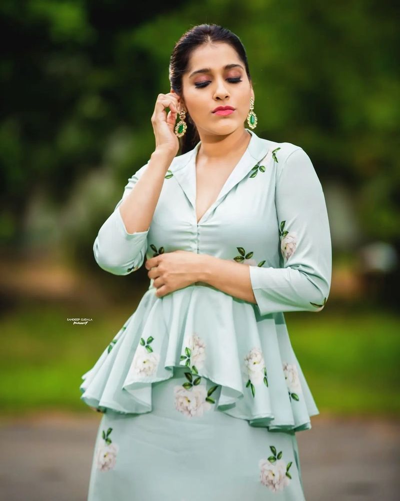 రెగ్యూలర్గా తన గ్లామర్ ఫోటోలతో నెట్టింట అభిమానులను ఖుషీ చేస్తుంది. అదే సమయంలో రెగ్యూలర్గా టచ్లో ఉంటుంది రష్మీ.