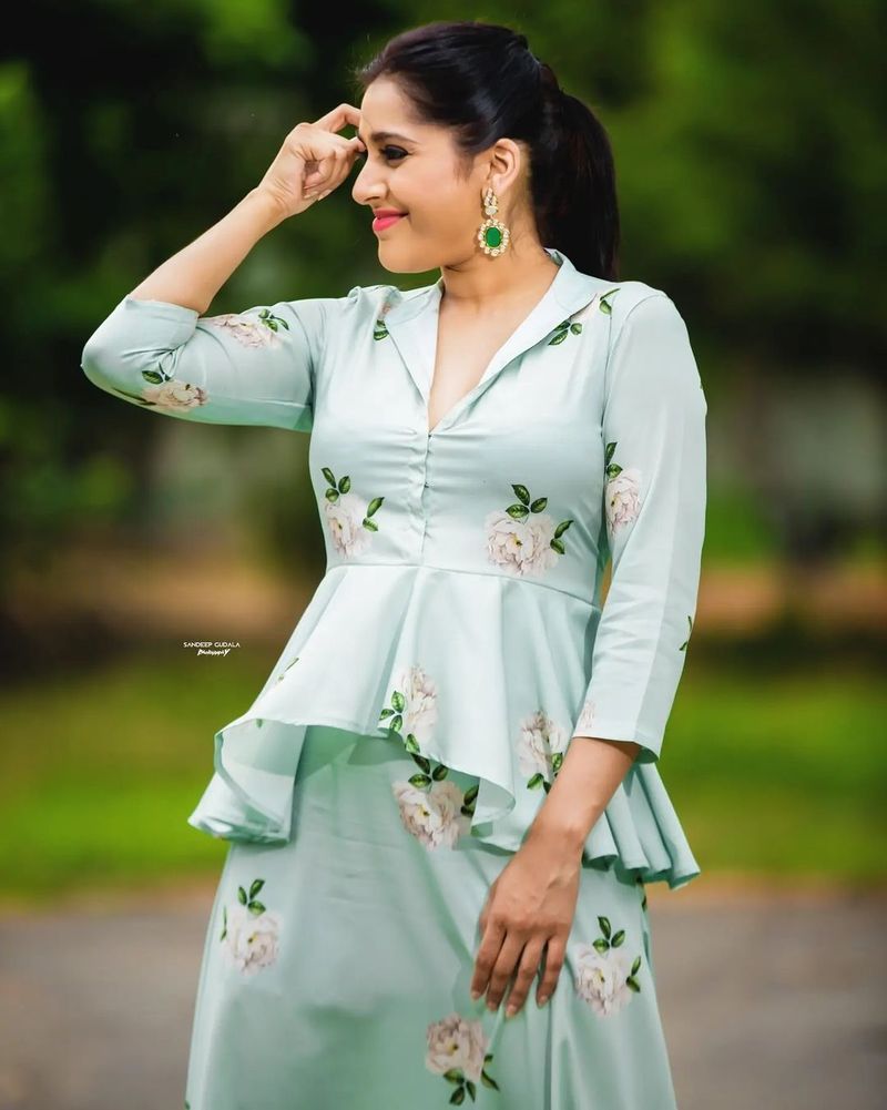 సామాజిక అంశాలపై తనదైన స్టయిల్లో స్పందిస్తూ సందేశాలిస్తుంది. ఏదైనా జరిగితే పెద్ద మనసులో స్పందిస్తుంది.