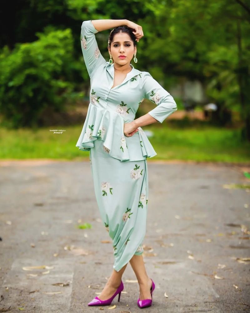 రష్మీలో మంచి రొమాంటిక్ కళ ఉంది. ఆమె `జబర్దస్త్` షోలో హవాభావాలు పలికించే విధానం అందరిని కట్టిపడేస్తుంది. అందుకే ఇన్నాళ్లయినా యాంకర్గా తను రాణిస్తుందంటే అదే కారణమని చెప్పొచ్చు.