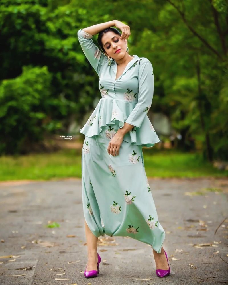 అంతేకాదు ఎప్పుడూ కొత్తగానే ఉంటుంది. సరికొత్తగానే అలరిస్తుంటుందీ జోడి.