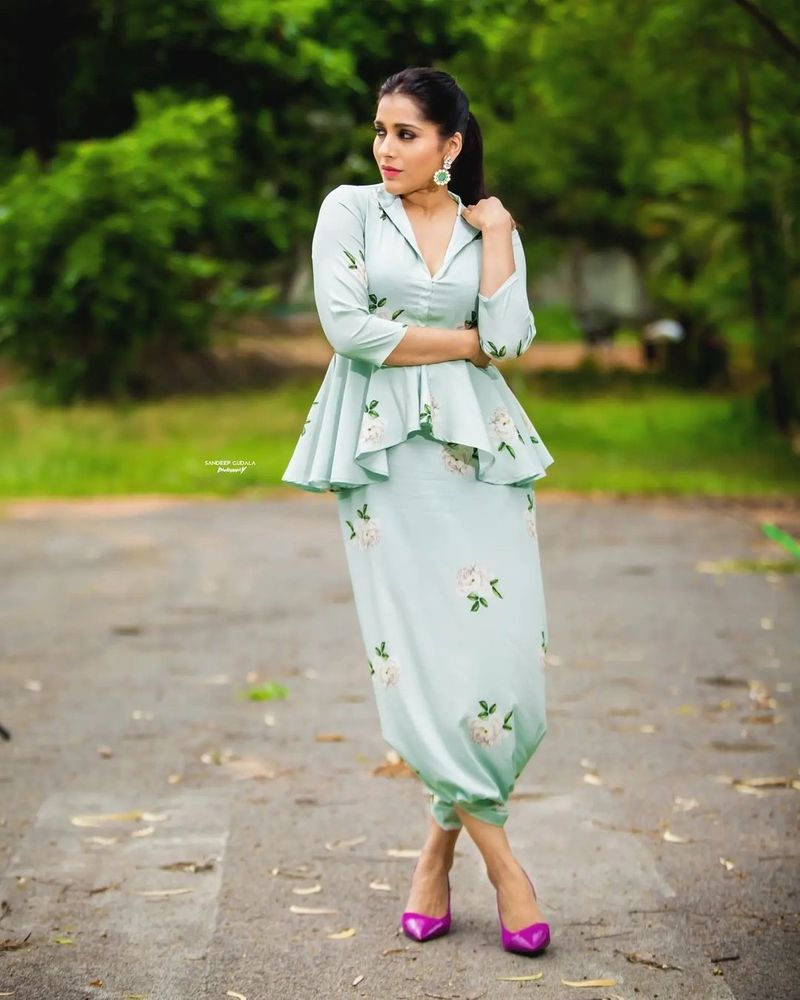 వీరికున్న క్రేజ్ని దృష్టిలో పెట్టుకుని నిర్వహకులు కూడా వీరినే హైలైట్గా చూపిస్తుంటారు. షోకి క్రేజ్ని తీసుకొస్తుంటారు.