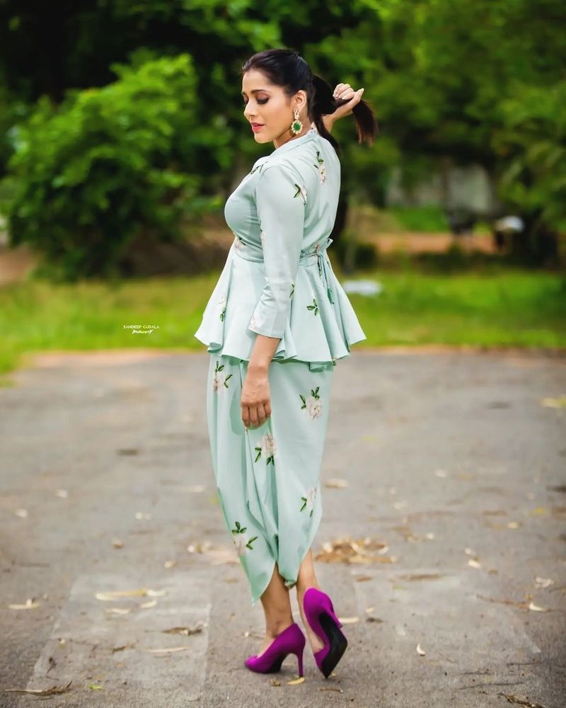 ఏదేమైనా టీవీ రంగంలో రష్మీ మోస్ట్ ఎంటర్టైనర్స్ లో ఒకరు కావడం విశేషంగా చెప్పుకోవచ్చు. రష్మీ పంచుకున్న లేటెస్ట్ గ్లామర్ ఫోటోలు ఇంటర్నెట్ని షేక్ చేస్తున్నాయి. నెటిజన్ల బాడీలో హీటు పెంచుతున్నాయి. సోషల్ మీడియాలో వైరల్గా మారాయి.