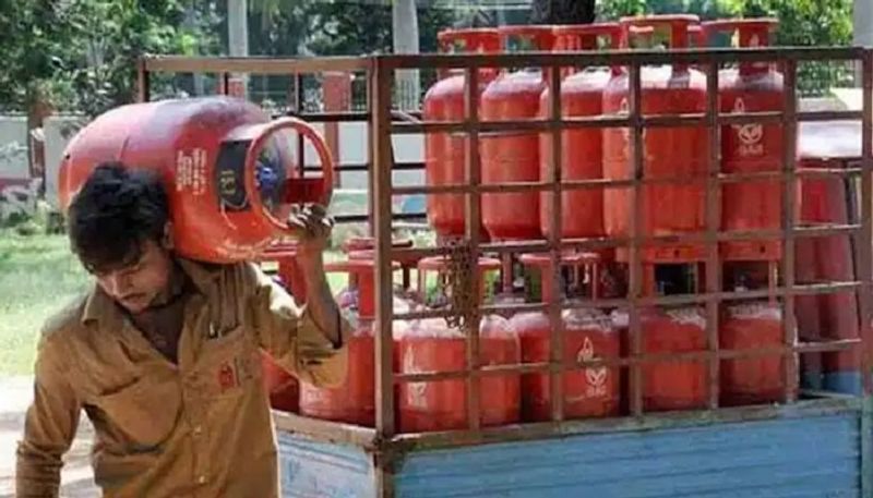 LPG Price Hike: The new month started with the shock of inflation, the price of gas cylinders increased