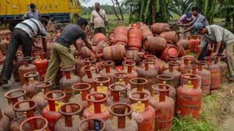 LPG Price Hike: The new month started with the shock of inflation, the price of gas cylinders increased