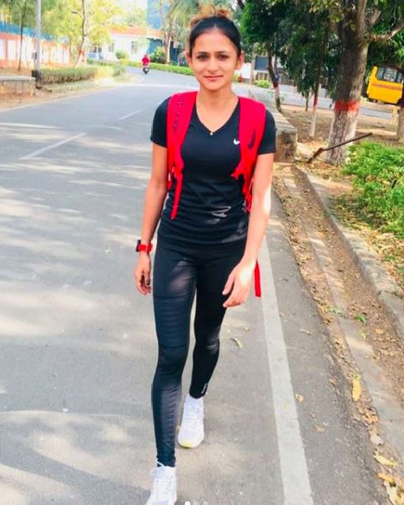 সেখান থেকেই রেস ওয়াকিংয়ে আসা প্রিয়াঙ্কার। তারপর জেলা ও রাজ্যস্তরে একের পর এক প্রতিযোগিতা জিতে, কঠোর পরিশ্রম করে দেশের সেরা রেস ওয়াকার হয়ে ওঠেন প্রিয়াঙ্কা। ছবি সৌঃ ইনস্টাগ্রাম