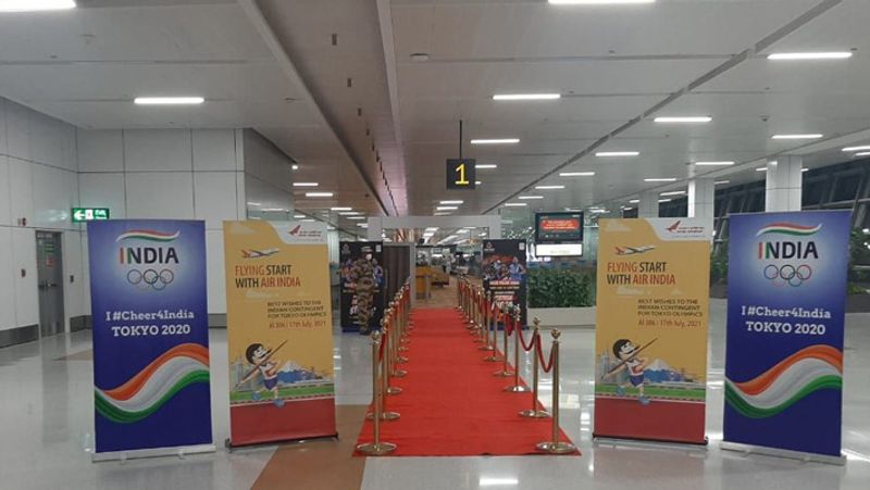 टोक्यो के लिए रवाना हो रहे भारतीय दल के हौसला अफजाई के लिए दिल्ली एयरपोर्ट को सजाया गया। 