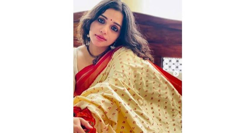 ഓഫ് വൈറ്റ്- ചുവപ്പ് നിറങ്ങളില് മനോഹരമാണ് സാരി.