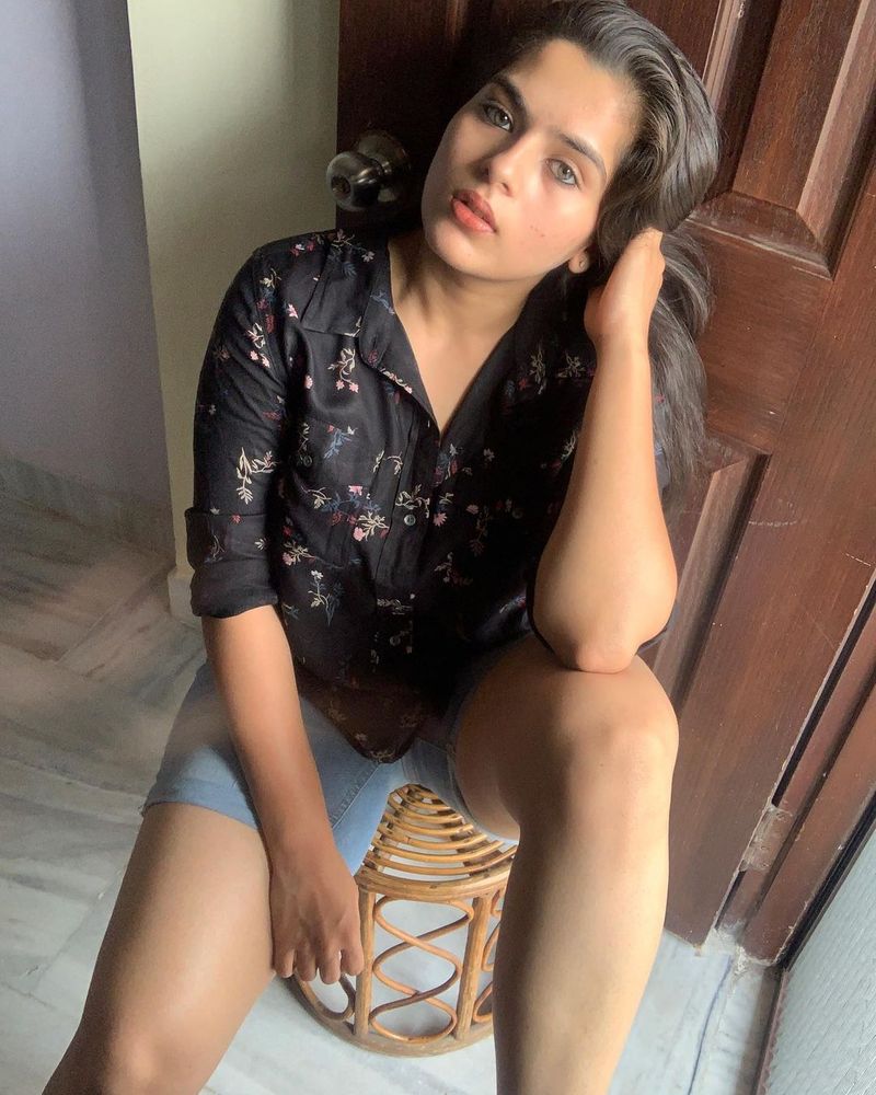 చక్కని రూపం, ఫిజిక్ కలిగిన కావ్య హీరోయిన్ గా ఎదిగే అవకాశాలు కలవు. ఆమెకు టాలీవుడ్ లో మంచి భవిష్యత్ కనిపిస్తుంది.