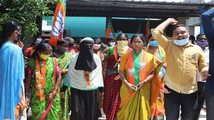 Eatela Rajender wife jamuna faces bad experience at Huzurabad Eatela Rajender wife jamuna faces bad experience at Huzurabad