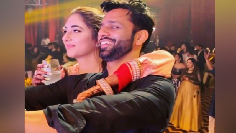 তবে মজার বিষয় হল, বিয়ের পরের দিন পার্টি করার পর আমি ঘরে এসে ঘুমিয়ে পড়েছিলাম। সেকথাও সকলের সামনেই বলে দিয়েছেন রাহুল বৈদ্য।