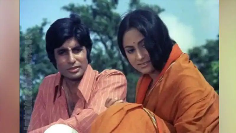 1972 ರಲ್ಲಿ ಬಾವರ್ಚಿ ಚಿತ್ರದ ಶೂಟಿಂಗ್ ಸಮಯದಲ್ಲಿ, ಅಮಿತಾಬ್ ಜಯಾ ಮತ್ತು ಅವರ ಸ್ನೇಹಿತ ಅಸ್ರಾನಿಯನ್ನು ಭೇಟಿಯಾಗಲು ಸೆಟ್ಗಳಿಗೆ ಹೋಗುತ್ತಿದ್ದರು. ಆ ಚಿತ್ರದಲ್ಲಿ ಮುಖ್ಯ ಪಾತ್ರದಲ್ಲಿದ್ದ ರಾಜೇಶ್ ಖನ್ನಾ ಅಮಿತಾಬ್ ಅವರ ಯಶಸ್ಸನ್ನು ಸಹಿಸಲಿಲ್ಲ ಮತ್ತು ಅಮಿತಾಬ್ ಬಗ್ಗೆ ಅಸೂಯೆ ಪಟ್ಟರು. 