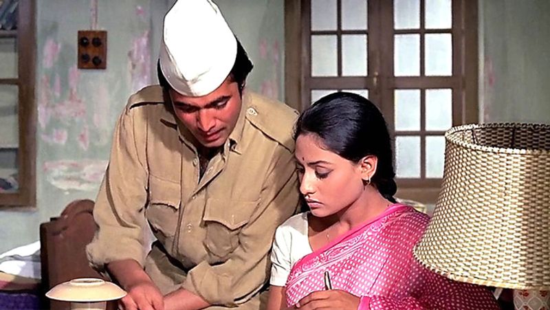 इतना ही नहीं जया ने राजेश खन्ना को तंज कसते हुए कहा था- एक दिन जमाना देखेगा कि ये इंसान (अमिताभ बच्चन) कितना बड़ा स्टार बनेगा। जया के मुंह से निकली ये बात आगे चलकर सच साबित हुई। अमिताभ अपनी एक्टिंग के दम पर बड़े सुपरस्टार बन गए और राजेश खन्ना का करियर ढलता चला गया। यहां तक कि एक वक्त ऐसा आया जब राजेश खन्ना की फिल्में फ्लॉप होने लगीं थी।