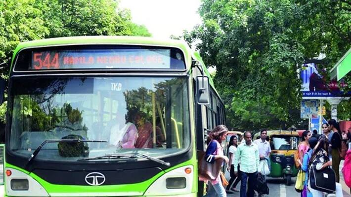 man masturbates infront of girl in delhi bus caught man masturbates infront of girl in delhi bus caught