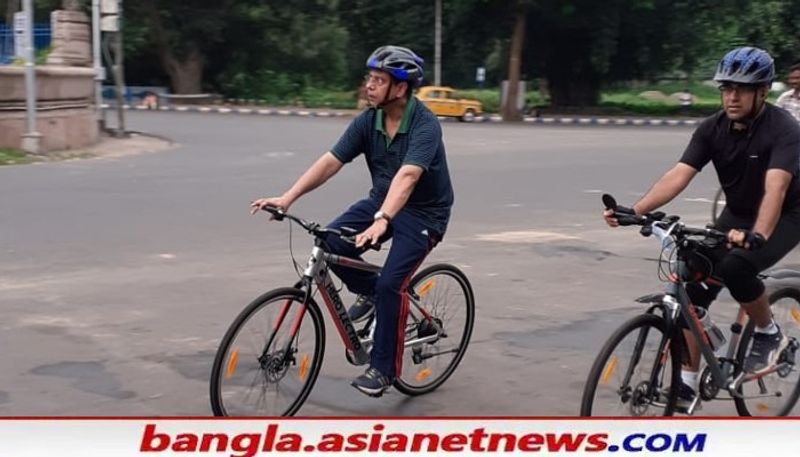 রবিবার সিপির সঙ্গে ছিলেন গোয়েন্দা প্রধান মুরলীধর শর্মা এবং ডিসি সাউথ আকাশ মাঘরিয়া। প্রত্যেকেই সাইকেলিং করতে করতে ভিক্টোরিয়ার সামনে পৌছে যান।
