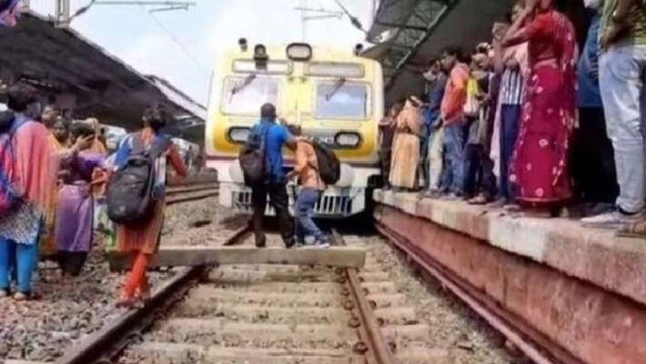 People crowded on staff special trains disobeying Corona rules bpsb People crowded on staff special trains disobeying Corona rules bpsb