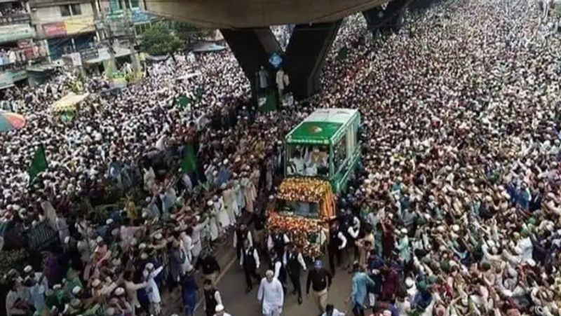 वायरल तस्वीर का सच क्या है?
एशियानेट न्यूज की हिंदी टीम ने जब इस वायरल तस्वीर की पड़ताल की तो सच सामने आ गया। ओवैसी के पश्चिमी यूपी में कई कार्यक्रम किए हैं, लेकिन ये तस्वीर उनके किसी कार्यक्रम की नहीं है बल्कि बांग्लादेश में 2019 में ली गई है, जब चटगांव के मुरादपुर इलाके में पैगंबर मुहम्मद के जन्मदिन ईद-मिलाद-उन-नबी के मौके पर विशाल जुलूस निकला था।
तस्वीर को साल 2019 में भी वायरल किया गया था। तब तस्वीर के साथ दावा किया गया था कि ये मुंबई में सीएए विरोध में निकाली गई रैली है।
