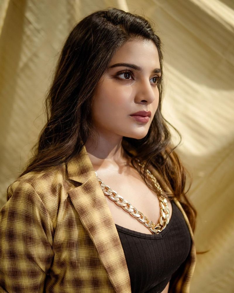మరో రెండు తమిళ సినిమాల్లో హీరోయిన్గా నటిస్తూ దూసుకుపోతుంది. సమంత సిస్టర్ అనే ట్యాగ్తో క్రేజ్తోపాటు ఆఫర్లని దక్కించుకుంటుంది.