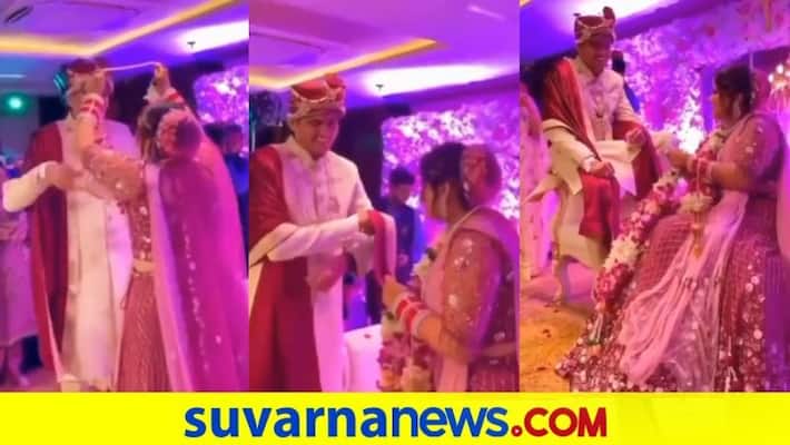 Groom teases his bride during varmala know what happened next dpl Groom teases his bride during varmala know what happened next dpl