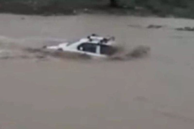 तस्वीर में आप साफ तौर पर देख सकते हैं कि किस तरह से स्कॉर्पियो गाड़ी तेज बहाव में डूब रही है।