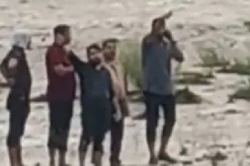 बता दें कि जिस दौरान इन लोगों ने गाड़ी को नदी में डाला उस वक्त पानी कम था। लेकिन कुछ ही देर में देखते ही देखते पानी का जलस्तर बढ़ने लगा और गाड़ी डूबने लगी। कार को डूबता देख किसी तरह गाड़ी से कूदने लगे और एक दूसरे के हाथ पकड़कर बचाते नजर आए और खड़े हो गए।
