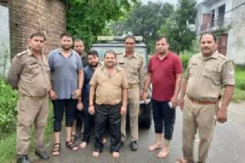 सहारनपुर के पुलिस अधीक्षक अतुल शर्मा ने बताया कि गाजियाबाद के रहने वाले दीपक, सचिन अग्रवाल, रोहित अग्रवाल, पारस शर्मा और अश्वनी अग्रवाल अपनी गाड़ी से सवार होकर मां शाकुम्भरी देवी के दर्शन के लिए जा रहे थे। शायद देवी मां की कृपा से ही उनकी जान बच गई।