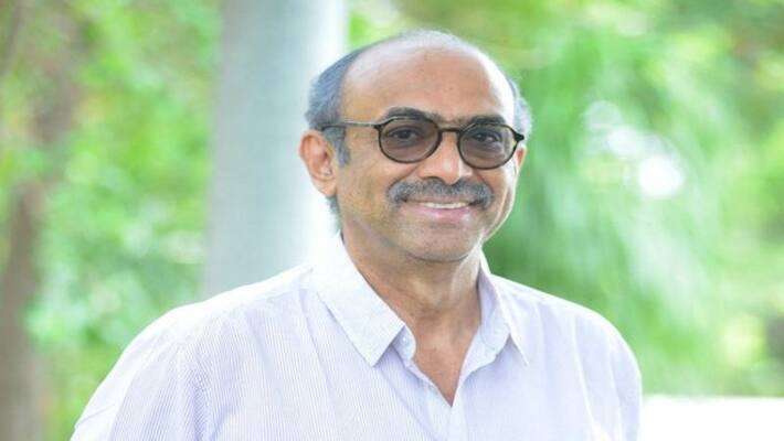 Producer Suresh Babu clears traffic in Film Nagar Producer Suresh Babu clears traffic in Film Nagar
