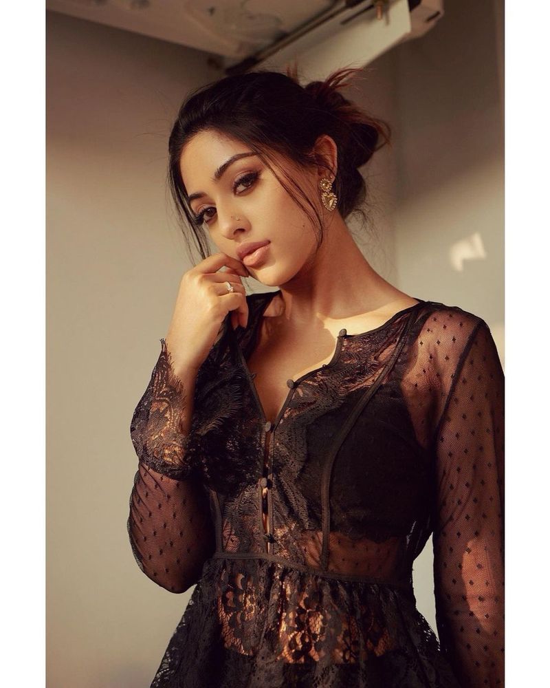 అయితే అను కెరీర్ అయిపోయిందనుకునే టైమ్లో రెండు క్రేజీ ప్రాజెక్ట్ లను అందుకుంది అను. అల్లు శిరీష్తో `ప్రేమ కాదంటా` చిత్రంలో నటిస్తుంది. దీంతోపాటు శర్వానంద్, సిద్ధార్థ్ నటిస్తున్న `మహాసముద్రం`లో ఓ హీరోయిన్గా చేస్తుంది.