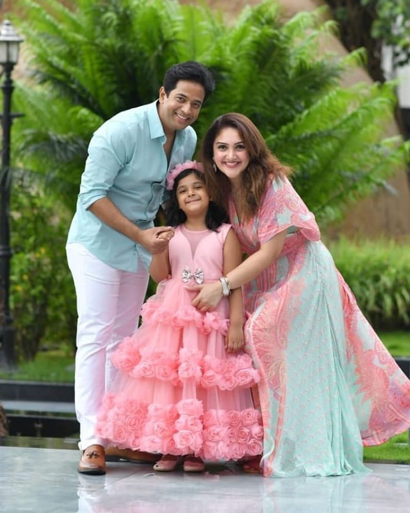 ఇక ప్రభాస్ డెబ్యూ మూవీ ఈశ్వర్ మూవీతో హీరోయిన్ గా మారారు. ఇన్నోసెంట్, కాలేజ్ గర్ల్ గా శ్రీదేవి ఫస్ట్ మూవీతోనే ఆకట్టుకున్నారు. శ్రీదేవి లుక్స్ చూసి టాలీవుడ్ ప్రేక్షకులు ఫిదా కావడం జరిగింది. ఈశ్వర్ హిట్ టాక్ తెచ్చుకుంది.