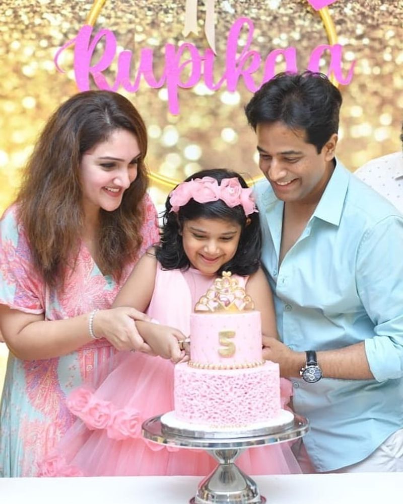 వీరికి 2016లో ఓ అమ్మాయి జన్మించింది. ఇక అమ్మాయి పేరు రూపిక కాగా... ఇటీవలే 5వ బర్త్ డే జరుపుకుంది. భర్త రాహుల్ తో కలిసి శ్రీదేవి కూతురు రూపిక బర్త్ డే గ్రాండ్ గా సెలెబ్రేట్ చేసినట్లు తెలుస్తుంది.