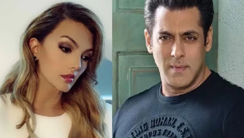 सोमी ने कुछ महीने पहले दिए एक इंटरव्यू में बताया था- जिस रात मैंने वो फिल्म देखी, मैंने सलमान से शादी करने के बारे में एक सपना देखा था। मैं उठी और सूटकेस की तलाश में घर के चारों ओर भागी और अपनी मां को बताया कि जिस एक्टर का मैंने सपना देखा था, उससे शादी करने के लिए भारत जाना चाहती हूं।