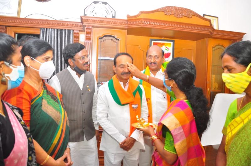 హుజురాబాద్: మాజీ మంత్రి, బిజెపి నాయకులు ఈటల రాజేందర్ ప్రజా దీవెన యాత్ర ఇవాళ్టి(సోమవారం) నుండి ప్రారంభమయ్యింది. హుజురాబాద్ ఉపఎన్నిక నేపథ్యంలో గెలుపే లక్ష్యంగా ఈటల పాదయాత్ర చేపట్టారు. కాబట్టి భర్తకు విజయతిలకం దిద్ది, హారతిచ్చి ప్రజా క్షేత్రంలోకి పంపించారు ఈటల జమున.