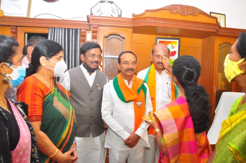 బిజెపి నాయకులు వివేక్ వెంకటస్వామి, ఏనుగు రవీందర్ రెడ్డి కూడా ఈటలతో పాటు ప్రజా దీవెన యాత్రలో పాల్గొననున్నారు. వీరికి కూడా తిలకం పెట్టారు జమున, తుల ఉమ. ప్రజలను దీవెనలు పొంది విజయంతో తిరిగిరావాలని ఆకాక్షించారు.