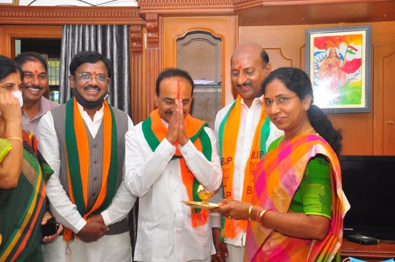 ఇవాళ ప్రారంభమైన ఈటల పాదయాత్ర 23 రోజుల పాటు హుజురాబాద్ నియోజకవర్గంలోని గ్రామాల్లో కొనసాగనుంది. 107 గ్రామపంచాయితీ పరిధిలోని 127 గ్రామాల్లో 270 కిలోమీటర్ల దూరం పాదయాత్ర కొనసాగనుంది.
