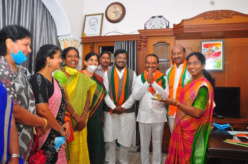 ఈటల రాజేందర్ మంత్రి వర్గం నుండి బర్తరఫ్ అయిన తరువాత తన శాసనసభ సభ్యత్వానికి టీఆర్ఎస్ పార్టీకి రాజీనామా చేసి బిజెపిలో చేరారు. దీంతో హుజూరాబాద్ నియోజకవర్గం లో ఉప ఎన్నిక ఖరారయ్యింది. ఈ క్రమంలోనే బిజెపి నుండి పోటీ చేయనున్న మాజీ మంత్రి తన నియోజకవర్గ ప్రజలకు మరింత దగ్గరయ్యేందుకు ప్రజా దీవెన యాత్ర పేరుతో పాద యాత్ర నిర్వహిస్తున్నారు.