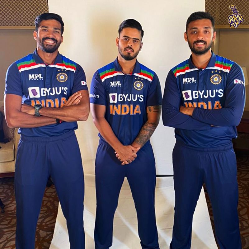భారత జట్టు తరుపున ఇంకా ఎంట్రీ చేయకపోయినా తన జెర్సీని ధరించి, ఆ ఫోటోలను సోషల్ మీడియాలో షేర్ చేసుకున్నాడు నితీశ్ రాణా. అయితే ఈ ఫోటోలపై యువీ ఫ్యాన్స్ ఫైర్ అవుతున్నారు...
