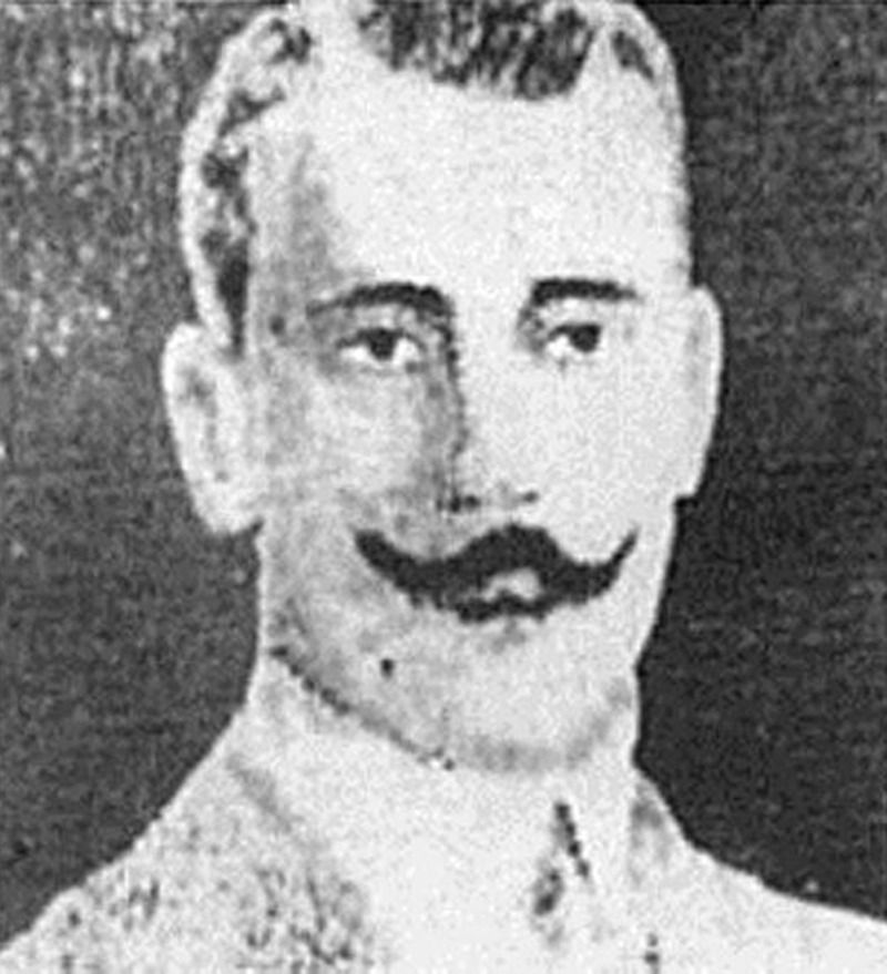 নরম্যান প্রিচার্ড-
১৯০০ সালে ভারতের হয়ে নরম্যান প্রিচার্ড রুপোর পদক জেতেন। সেবার প্য়ারিস অলিম্পিক্সে ২০০ মিটার দৌড় ও ২০০ মিটার হার্ডলসে তিনি এই পদক জেতেন।