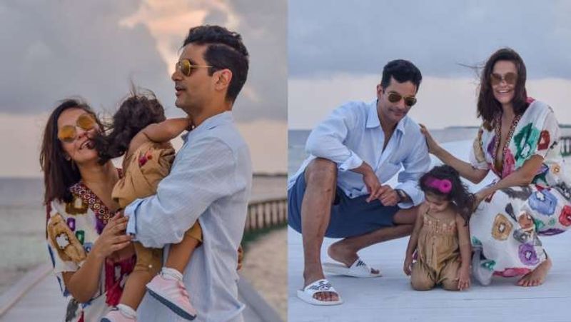 অঙ্গদ ও নেহার কোলে মেহের। মেয়ে আবার নীচু হয়ে দেখছে মায়ের ছোট্ট বেবি বাম্প। দ্বিতীয় সন্তান আসার সুখবর এইভাবেই জানিয়েছেন নেহা ও অঙ্গদ।
