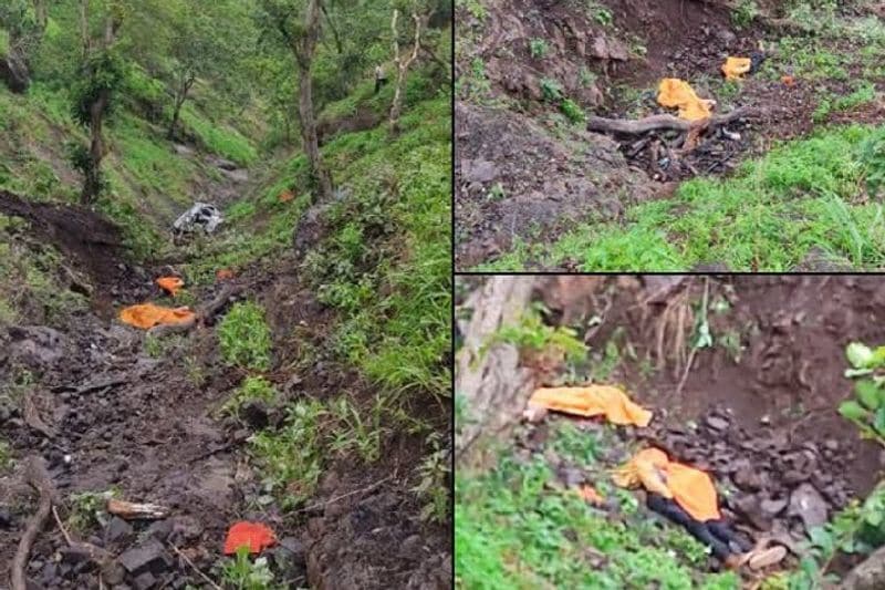 प्रधानमंत्री ने दुख व्यक्त कर दो-दो लाख देने की घोषणा
इस दर्दनाक हादसे पर प्रधानमंत्री ने दुख जताते हुए मृतक परिवार को दो-दो लाख देने की घोषणा की है। वहीं सीएम शिवराज सिंह चौहान ने भी ट्वीट कर शोक जताया है। सीएम ने लिखा-बड़वानी में हुए सड़क हादसे में 5 लोगों की मृत्यु होने का दुःखद समाचार मिला है। ईश्वर से प्रार्थना है कि वे दिवंगत आत्माओं को शांति दें, परिजनों को इस गहन दुःख को सहने की शक्ति दें और घायलों को शीघ्र ही पूर्ण रूप से स्वस्थ करें।