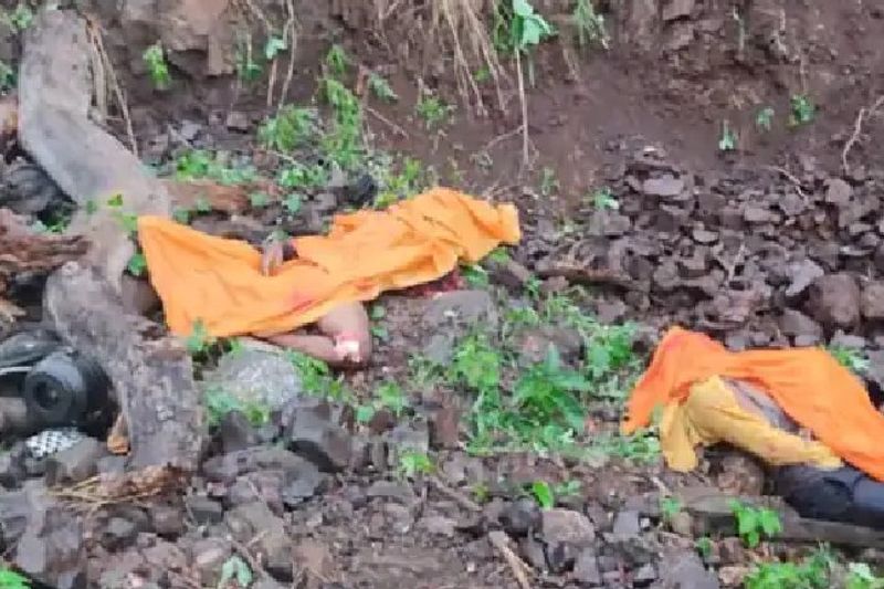 खाई से लाशें ढूंढना हुआ मुश्किल
हादसे की जानकारी लगते ही बड़वानी कलेक्टर और एसपी ने तहसीलदार पानसेमल को टीम के साथ मौके पर भेजा। वहीं खेतिया क्षेत्र के थाना प्रभारी संतोष सांवले ने बताया कि पुलिस ने देर रात तक रेस्क्यू ऑपरेशन चलाकर 8 लाशें बरामद कर ली हैं, लेकिन 4 अभी भी लापता बताए जा रहे हैं। खाई गहरी होने के चलते उन्हें ढूंढना मुश्किल हो गया।