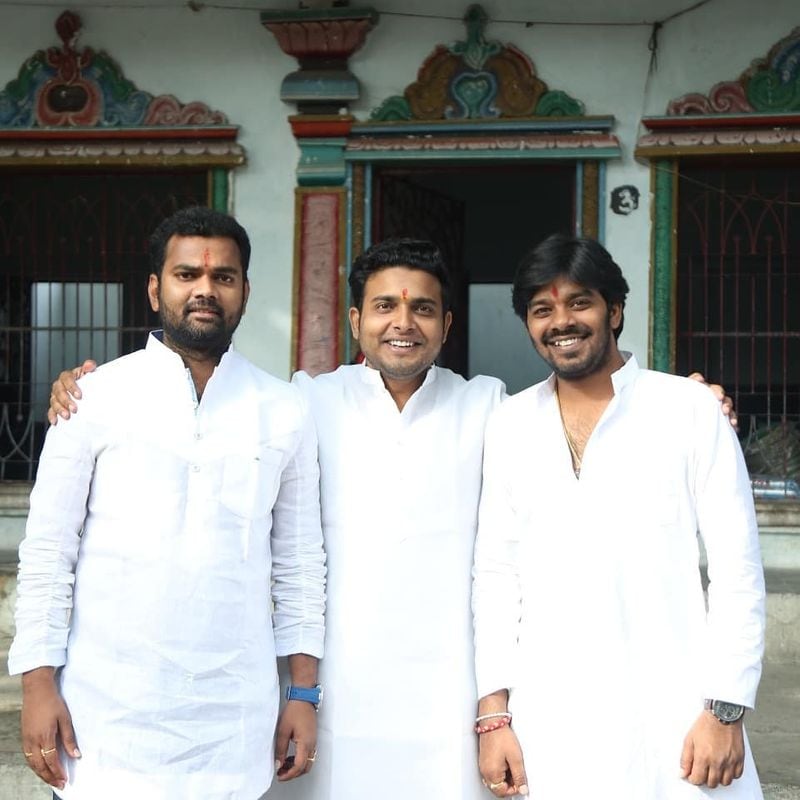 మొదట్లో సుడిగాలి సుధీర్, గెటప్ శ్రీను, రామ్ ప్రసాద్.... చంటి, ధనాధన్ ధన్ రాజ్, టిల్లు వేణు, చమ్మక్ చంద్ర టీమ్స్ లో కనిపించేవారు. సీనియర్స్ షో ని వీడడంతో సుడిగాలి సుధీర్ టీమ్ లీడర్ అయ్యారు. ఆ టీమ్ లో మెంబర్స్ గా గెటప్ శ్రీను, రామ్ ప్రసాద్ చేరారు.