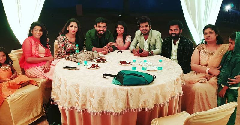 అయితే జబర్దస్త్ లో రాజకీయాలు, విబేధాలు చాలా కామన్. కంటెస్టెంట్స్ , టీమ్ లీడర్ మధ్య విబేధాలు కారణంగా అనేక మంది బయటికి వెళ్లిపోవడం లేదా, వేరే టీమ్స్ కి షిఫ్ట్ కావడం జరుగుతుంది.