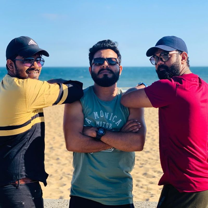 దాదాపు ఎనిమిదేళ్లుగా సాగుతున్న ఈ కామెడీ షో కి ఎందరో వచ్చారు, ఎందరో వచ్చి వెళ్లిపోయారు. కొందరు మాత్రం తమకు ఎంత ఫేమ్ వచ్చిన లైఫ్ ఇచ్చిన షోని వదిలిపెట్టకుండా కొనసాగుతున్నారు.