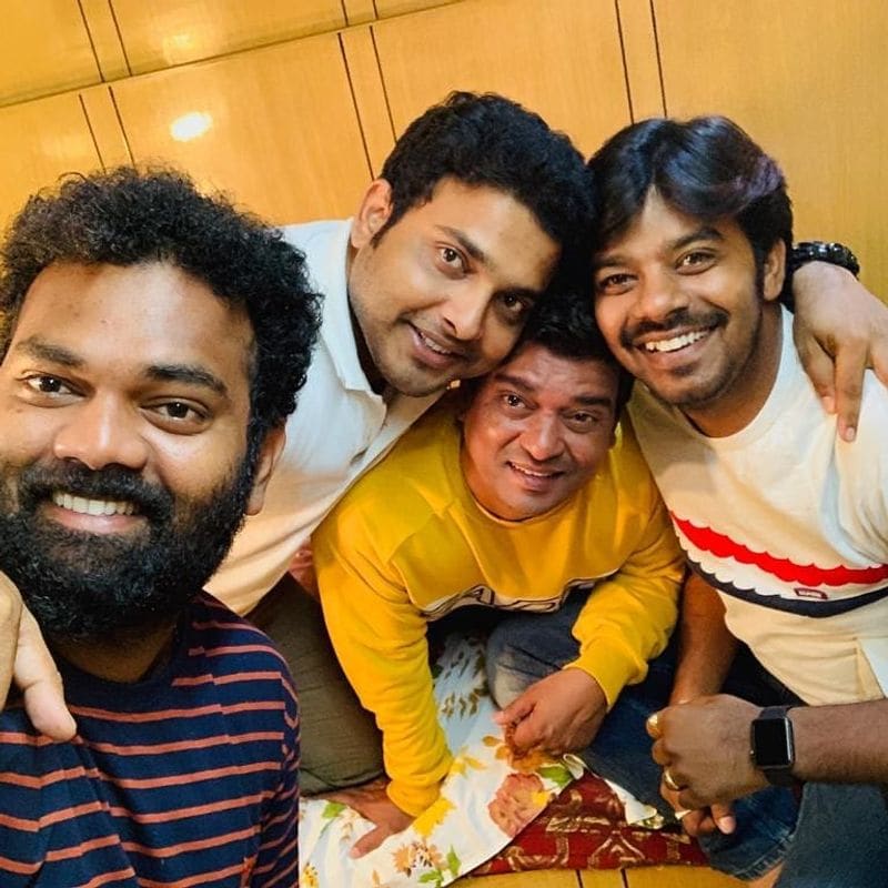 కానీ ఏళ్లుగా సుడిగాలి సుధీర్ టీం విడిపోకుండా అలాగే కొనసాగుతున్నారు. అలాగే బయట కూడా వీరు చాలా అన్యోన్యంగా ఉంటారు.