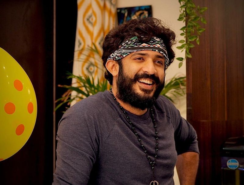 ఓ అభిమాని ఇంస్టాగ్రామ్ లో 'అన్నా బిగ్ బాస్ 5లో పాల్గొంటున్నావట కదా..' అంటూ కామెంట్ పెట్టాడు . ఆ కామెంట్ కి రవి రిప్లై ఇచ్చాడు. 'ఏమో మరి... అంట' అంటూ కామెంట్ చేస్తాడు. బిగ్ బాస్ హౌస్ లోకి ఎంట్రీ ఇచ్చేది లేని చెప్పకున్నప్పటికీ.. అవకాశం వస్తే రెడీ అన్నట్లు రవి కామెంట్ ఉంది.