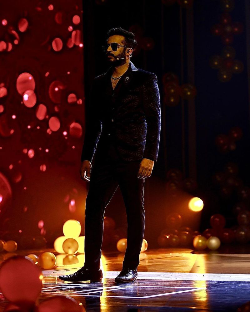 ఇంస్టాగ్రామ్ లో ఆయన అభిమానులు మీరు బిగ్ బాస్ హౌస్ కి రావాలన్నా, అంటూ కోరుకుంటున్నారు. మరి అభిమానులు కూడా ఇంతగా ఆశపడుతుంటే రవి ఈ సారైనా ఎంట్రీ ఇస్తాడో లేదో చూడాలి.