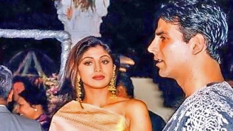 इंटरव्यू में शिल्पा शेट्टी ने कहा था कि हमारे ब्रेकअप की वजह ये थी कि अक्षय मुझे धोखा दे रहे थे। वो मेरे साथ ही ट्विंकल खन्ना के साथ भी रिलेशनशिप में थे। मैंने कभी सोचा भी नहीं था कि वो मेरे अलावा किसी और को भी डेट कर रहे होंगे।
