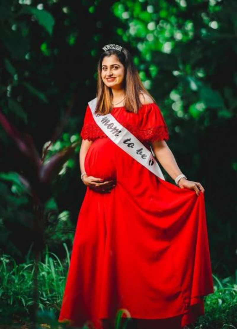 ಕೆಂಪು ಬಣ್ಣದ ಗೌನ್ ಧರಿಸಿ 'Mom to be' ಫೋಟೋ ಶೂಟ್ ಮಾಡಿಕೊಂಡಿದ್ದಾರೆ.