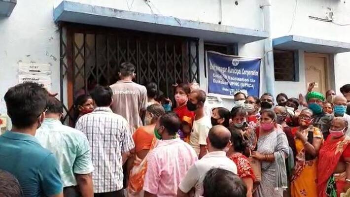 locals show agitation for corona vaccine in Duttabad Primary Health Centre salt lake bmm locals show agitation for corona vaccine in Duttabad Primary Health Centre salt lake bmm